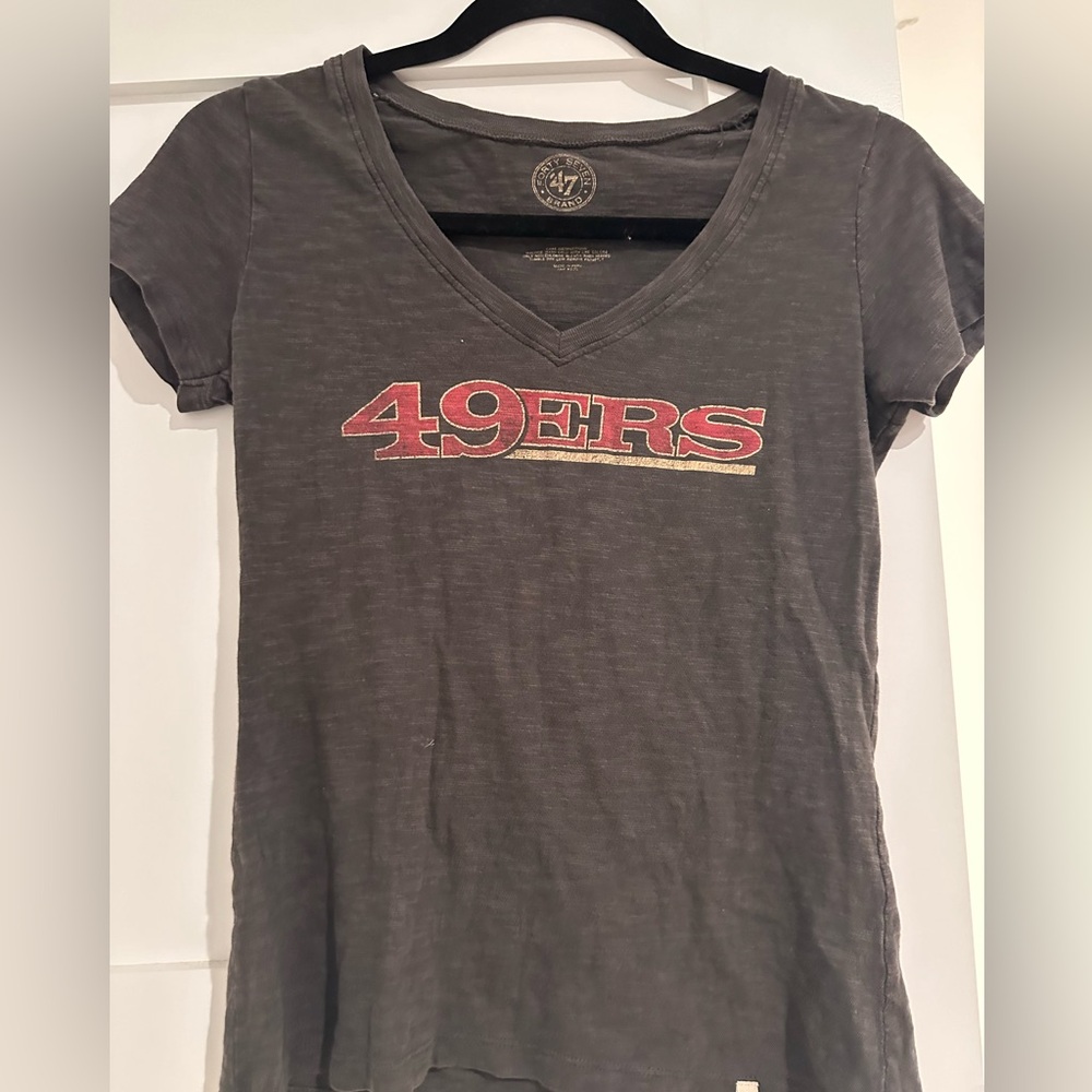 49ers V neck shirt S great condition